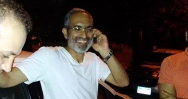 مواقع التواصل تتداول صورًا لحلمى الجزار عقب الإفراج عنه من قسم الدقى