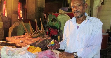 بالصور.. عم "محمد" يحارب الحسد بالبخور وشعار "لو محسود خد لك عود"