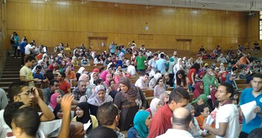 توافد المئات من الطلاب الجدد المقبولين بتجارة "عين شمس" لتقديم ملفاتهم
