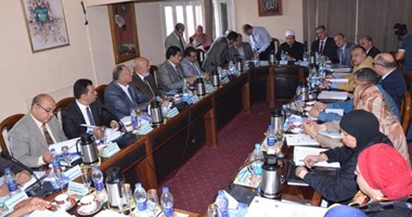 مدير عام الأوقاف يجتمع بالموظفين المتظاهرين أمام مقر الهيئة