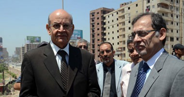 محافظ الجيزة يصرف ٥ آلاف جنيه لأسرة سائق بـ"النظافة" لقى مصرعه فى حادث