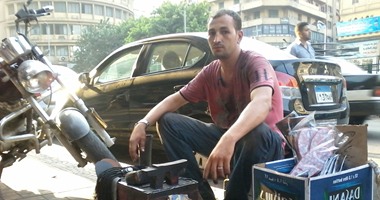 "مصطفى النسر" اتخذ لقلبه هواية الشعر ولجيبه صنعة مسح الأحذية