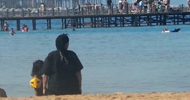 بالفيديو.. الجلباب الفلاحى و«القمطة» وسط السائحين على شواطئ الغردقة