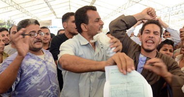 وقفة للباعة الجائلين أمام "القضاء العالى" للمطالبة بنقلهم لـ"باب التلج"