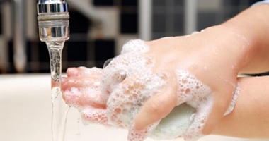 اغسل إيد ووجه طفلك بعد اللعب لوقايته من أمراض العيون