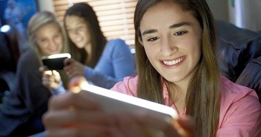 بالفيديو.. حافظة هواتف مضيئة لالتقاط أفضل صور سيلفى