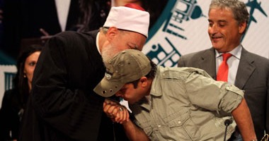على جمعة مداعباً محمد هنيدى: "مرحباً بالصعيدى فى الجامعة الأمريكية"