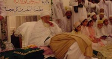 ماذا تعرف عن سلطان البهرة؟.. البهرة لفظ هندى قديم بمعنى "التاجر".. أقاموا مصانع بـ6 أكتوبر واشتروا بيوتا بشارع المعز.. فئة باطنية يقولون ما لا يفعلون.. طردهم صلاح الدين الأيوبى وأعادهم السادات