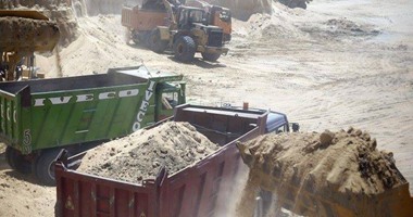 بالصور.. حصاد اليوم " 23 " فى حفر قناة السويس الجديدة.. الانتهاء من 20.5 مليون متر مكعب حفر وتواصل العمل يوميا.. و"الإسماعيلية" توزع منافذ بيع أطعمة للعمل فى المشروع.. ووفد من "الزراعة" يزور الموقع