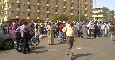 تفاقم أزمة ركاب سفاجا.. المسافرون إلى الخليج يفترشون الأرض أمام الميناء.. ومصادر بـ"موانئ البحر الأحمر": الهيئة بدون رئيس.. والمحافظة ومجلس المدينة يتكاسلان فى تنظيم الركاب إلى قرية الحجاج