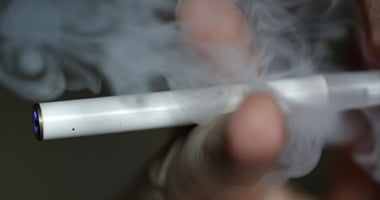 باحثة ألمانية تطالب بحظر النكهات بالسجائر الإلكترونية لحماية الأطفال