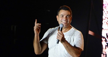 عمرو دياب يغنى "أهو ليل وعدى" من ألبومه الجديد بحفله الغنائى
