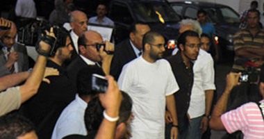 بالفيديو..فى "أحداث الشورى".. المحكمة تتنحى عن نظر القضية.. وتخلى سبيل علاء عبد الفتاح وآخرين بكفالة 5 آلاف جنيه.. وترسل الأسطوانة التى عرضت سابقا للنائب العام للتحقيق مع المسئولين عن ضمها للقضية