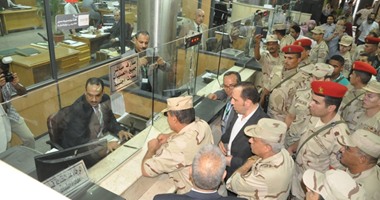 بالصور.. قائد الفرقة 10 دفاع جوى يقود التبرع لـ"تحيا مصر" بالبحيرة