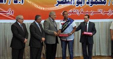 "محلب" يكرم أوائل الثانوية العامة.. والزغاريد تعم الاحتفال