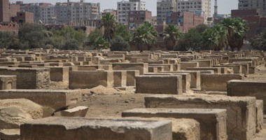 نرصد حكايات ١٠٠ عام عاشتها عائلة مسلمة تدفن موتى اليهود.. أقدم حانوتية تكشف طقوس الطائفة فى دفن موتاهم.. وأبرزها تجنب وضع الزهور على المقابر.. وتؤكد: "سعر دفن المتوفى منذ 30 سنة كان 200 جنيه"