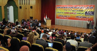 طالبة تسلم "محلب" طلبا بعلاج والدتها وأخرى لنقل خالها لمهنة إدارية