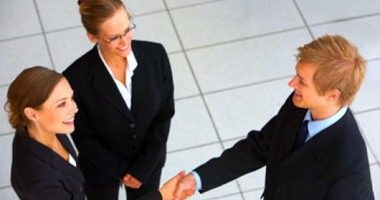 5 طرق تجعلك الأقرب إلى قلوب الآخرين