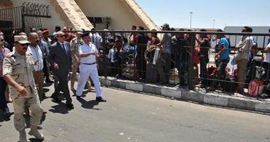 منفذ السلوم يستقبل 4000 مصرى يوميا هربا من الاقتتال فى ليبيا.. والأمن يراجع بيانات 1114 عالقا لا يحملون أوراقا رسمية.. القوات المسلحة تقيم خيمتين للعالقين.. محافظ مطروح يتابع وصول المصريين