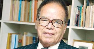 بعد عام على رحيله.. أين ذهبت مكتبة الطاهر مكى.. وهل اهتمت "الثقافة" بإصداراته؟