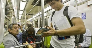 متضيعش عمرك ببلاش.. 6 أفكار لتستفيد بوقتك وأنت فى المواصلات