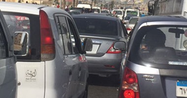 زحام مرورى بسبب هبوط أرضى بمحور الثورة فى مصر الجديدة