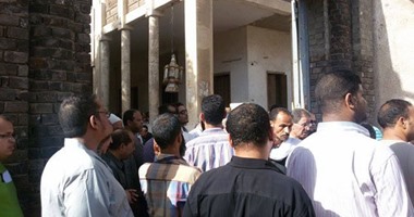بالصور..دفن جثمان عصام دربالة بمقابر العائلة بالمنيا