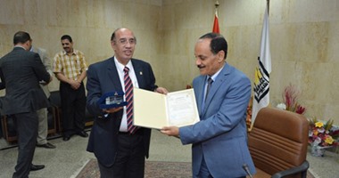 مجلس جامعة أسيوط يكرم رئيسها السابق لبلوغه السن القانونية للمعاش