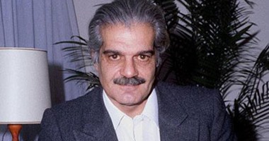 شاهد.. صورة نادرة لعمر الشريف وهو يلعب "الطاولة"