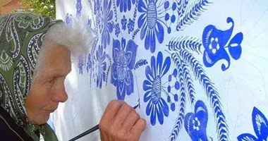 بالصور.. 87 عامًا وترسم الزهور على جدران منزلها "طول ما فيه نفس هلون"