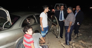 بالصور.. مدير أمن مطروح يساعد أسرة تعطلت سيارتها ليلاً على الطريق الصحراوى