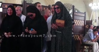 بالفيديو.. انهيار إلهام شاهين ويسرا بجوار جثمان “نور الشريف” بمسجد الشرطة بأكتوبر