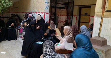 صحافة المواطن.. معلمات مدرسة الأزهر بالمنصورة يفترشون الفناء