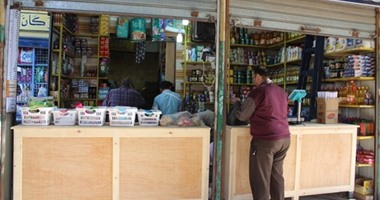 "بقالو التموين" يفرضون إتاوات على المواطنين لصرف السلع المدعمة عن كل بطاقة.. احتجاجات للضغط على الحكومة لإلغاء قرار توفير سلع نقاط الخبز بقيمة 500 مليون شهريا من شركتى الجملة والتفاوض مع القطاع الخاص