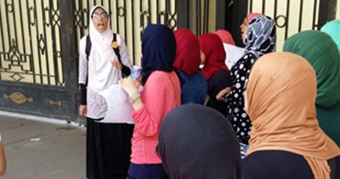 طلاب الثانوية المتظاهرون أمام التعليم يعتدون بالألفاظ على الأمن الإدارى