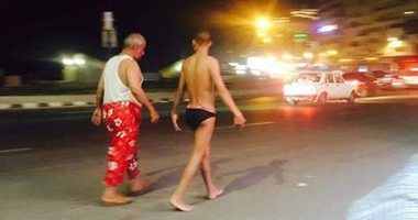 تداول صورة لشاب يسير بـ"بوكسر" ورجل يرتدى فانلة بشوارع الإسكندرية