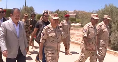 بالفيديو.. خلال جولة وزيرى الدفاع والداخلية بسيناء.. صدقى صبحى: التصدى بكل قوة لما يهدد الوطن.. وتضحيات الجيش والشرطة لحماية أمن مصر.. ومجند للفريق أول: القادة والضباط بيخافوا على العساكر كأنهم ولادهم