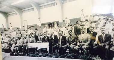 صورة نادرة تجمع عبد الناصر والسادات باستاد غزل المحلة