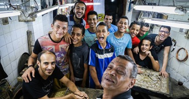 بالصور.. عم رفاعى "شيخ الدقاقين" قلبه ذهب وإيده تتلف فى حرير