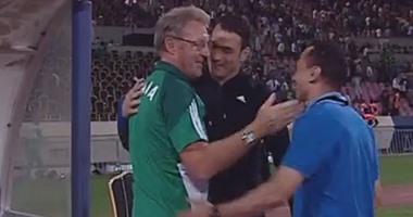 الحضرى يُعانق "كرول" بعد مواجهة الإسماعيلى والرجاء