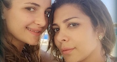 أصالة تنشر صورة تجمعها بابنتها شام على أحد الشواطئ