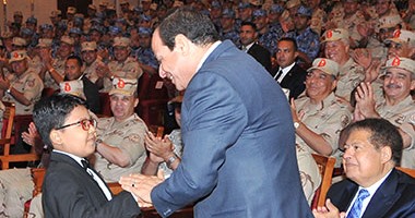 طفل يلقى قصيدة الأبنودى "رسالة من الرجل الذى حفر القناة" فى ندوة الرئيس