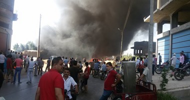 بالصور.. استمرار تصاعد النيران بمصنع الصوف فى كفر الشيخ واختناق حالتين
