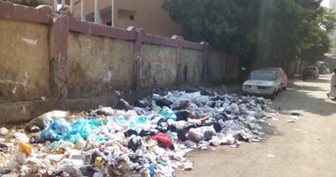 صحافة المواطن.. القمامة تحاصر مدرسة طلعت حرب بالعجوزة