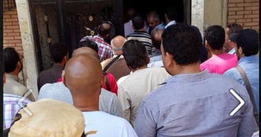 صحافة المواطن.. مواطن يشارك بصور التكدس أمام الشهر العقارى بـ6 أكتوبر