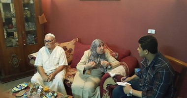 بالصور.. «سيدة حقيبة النصف مليون»: كنت بادور على"شنطة" أشيل فيها الخضار.. ولما فتحتها وجدت فيها الفلوس فتذكرت ربنا.. كاميليا: قلت يارب أنا نفسى أزور النبى بس بفلوسى.. وسلمتها للقسم لأن دى أمانة