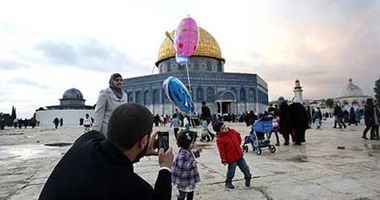 الصحافة الإسرائيلية: التوصل لاتفاق بين روسيا وإسرائيل لمنع تصادم قواتهما فى سوريا.. تل أبيب تحبط تهريب 15 طن "حامض كبريت" لإنتاج المتفجرات لغزة.. ومنع زيارة اليهود لـ"الحرم القدسى" خلال عيد الأضحى