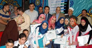 محافظ الشرقية يكرم الطلاب المتفوقين من أبناء قرية الشبراوين بههيا