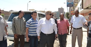 بالصور.. محافظ الإسماعيلية يتفقد مشكلة الصرف الصحى بشارع الدقهلية