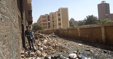 بالصور.. رغم قرار مجلس الوزراء بوضع ملف النظافة على رأس معايير تقييم المحافظين.. مياه الصرف الصحى وتلال القمامة تحاصر مدارس بشتيل فى الجيزة منذ شهر.. والأهالى: نشتكى للمرة الثالثة